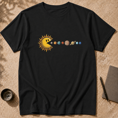 Kosmischer Appetit – Sonne als Pac-Man, der Planeten isst – Unisex-T-Shirt, schwer, stückgefärbt